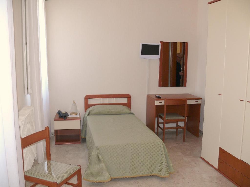 Albergo Casa Del Pellegrino มอนเต ซานตานเจโล ห้อง รูปภาพ