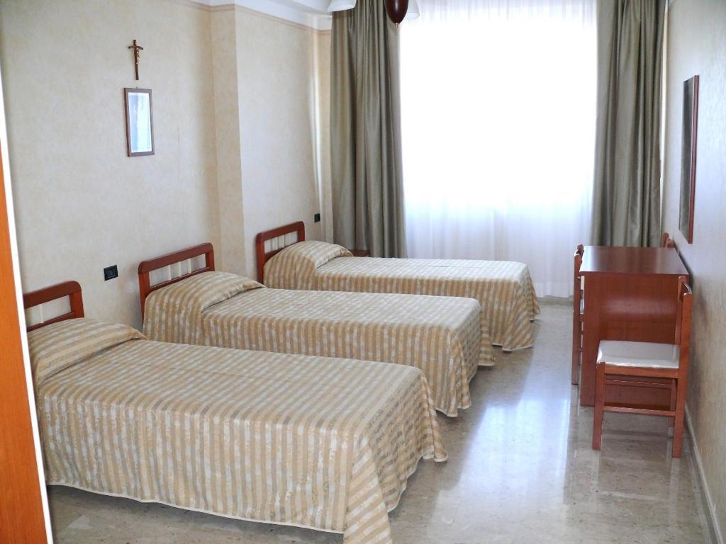 Albergo Casa Del Pellegrino มอนเต ซานตานเจโล ห้อง รูปภาพ