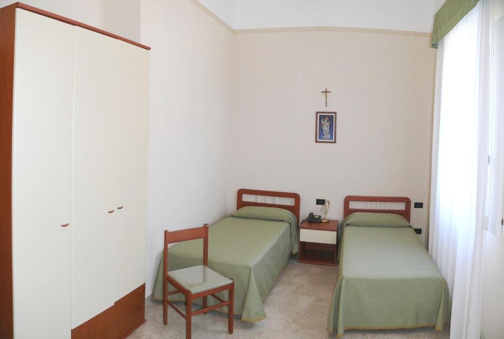 Albergo Casa Del Pellegrino มอนเต ซานตานเจโล ห้อง รูปภาพ