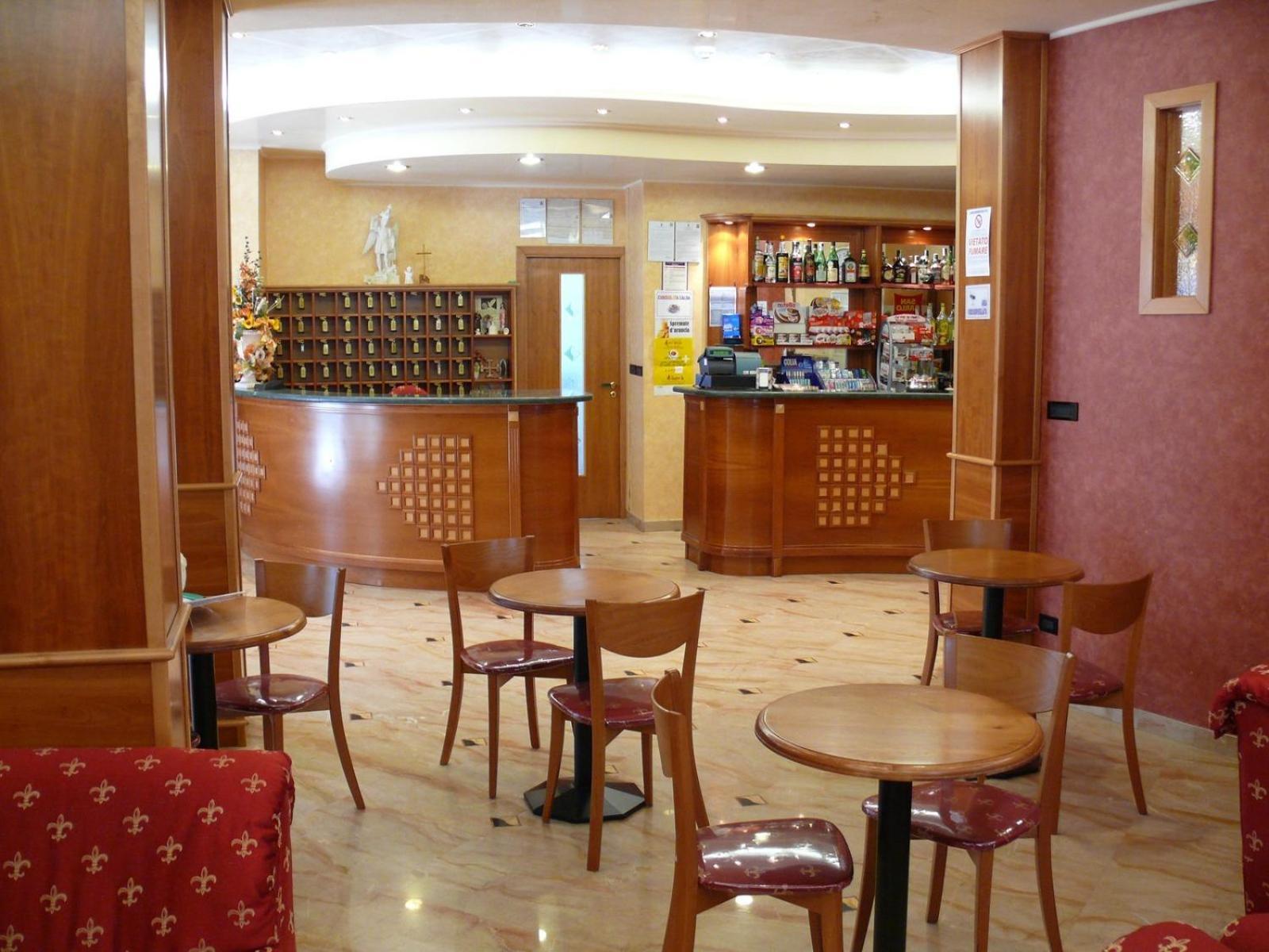 Albergo Casa Del Pellegrino มอนเต ซานตานเจโล ภายนอก รูปภาพ