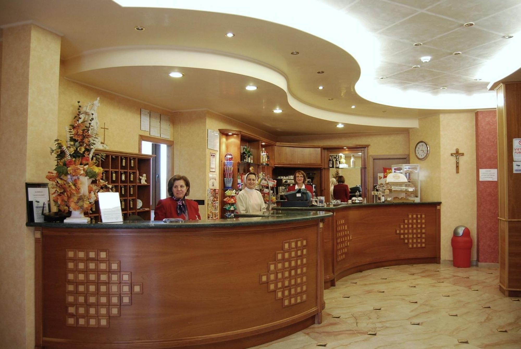 Albergo Casa Del Pellegrino มอนเต ซานตานเจโล ภายนอก รูปภาพ