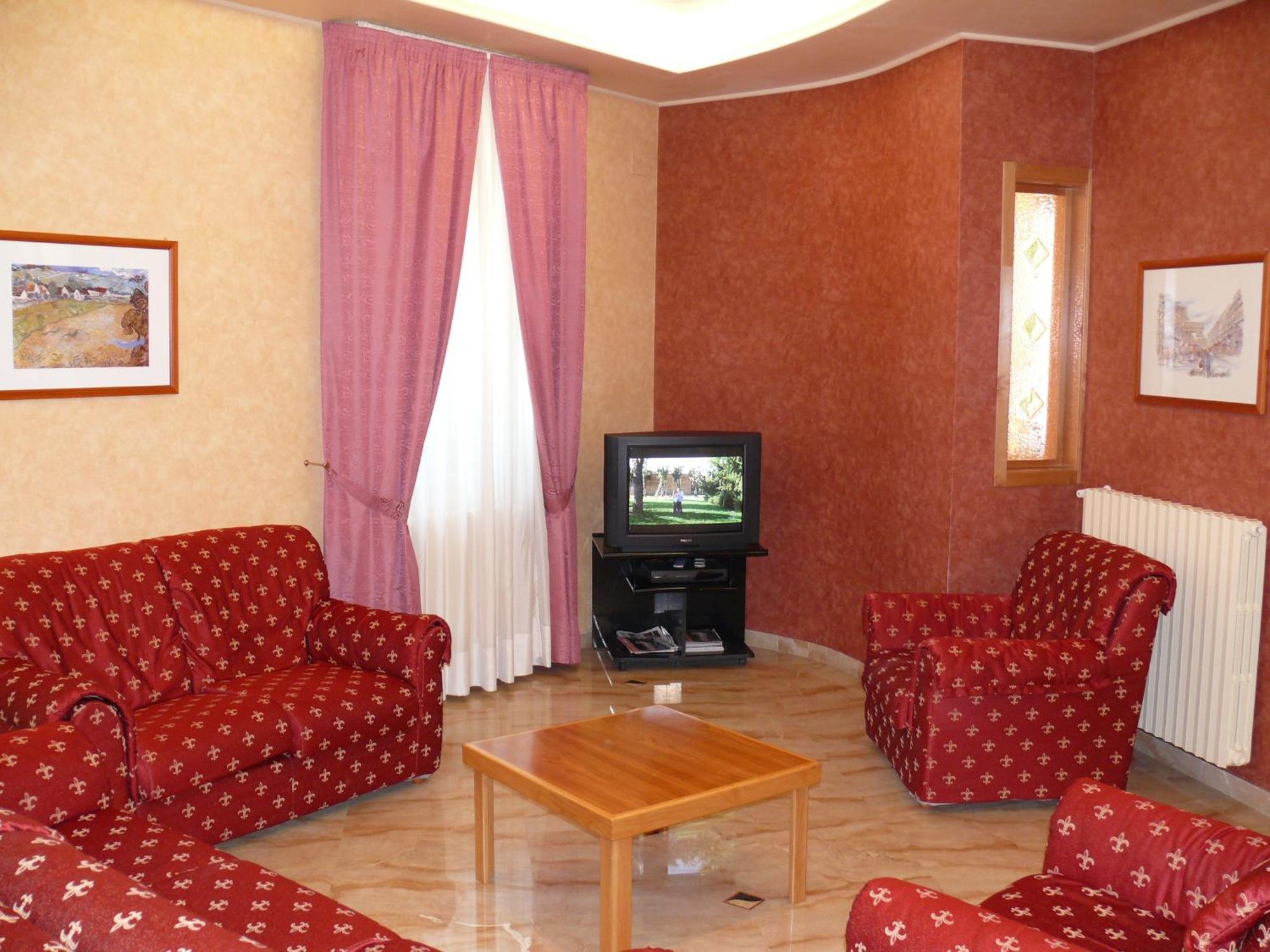 Albergo Casa Del Pellegrino มอนเต ซานตานเจโล ภายนอก รูปภาพ